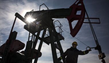 Oil Climbs as US Product Stockpiles Drop and Equities Advance