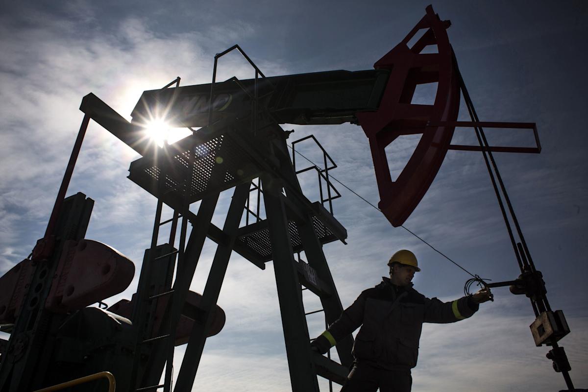 Oil Climbs as US Product Stockpiles Drop and Equities Advance