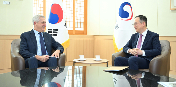 UN High Commissioner for Refugees Filippo Grandi, left, holds a meeting with Deputy Minister for Multilateral and Global Affairs Kweon Ki-hwan at the Foreign Ministry in central Seoul on Oct. 16. [MINISTRY OF FOREIGN AFFAIRS]