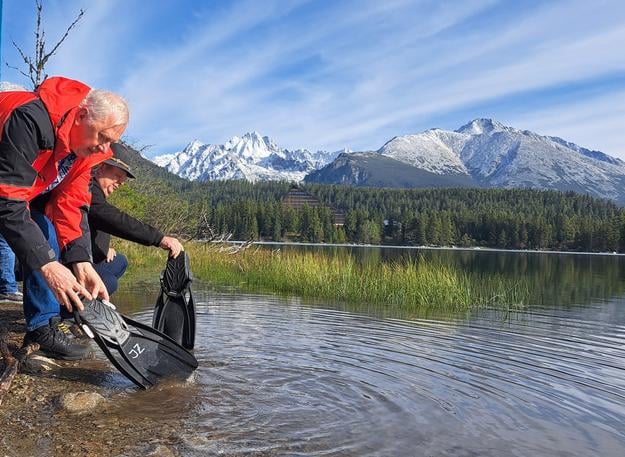Mayor of Štrba Michal Sýkora (l) and High Tatras Mayor Jozef Štefaňák symbolically began the annual cleaning by divers of Štrbské Pleso mountain lake on Friday, 3 October. Divers also began cleaning Velické, Popradské and Nové Štrbské Pleso lakes. (TASR)