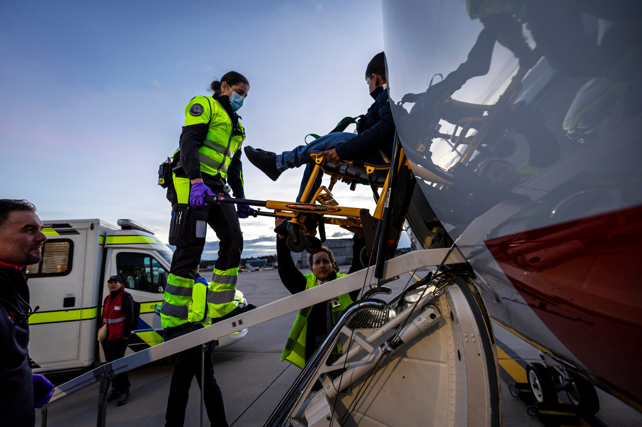 Ein verletzter Junge wird auf einer Trage von Sanitätern am Flughafen Zürich zum Krankenwagen gebracht. Symbol der humanitären Operation zur Evakuierung verletzter Kinder aus dem Gazastreifen, Basel Schweiz.