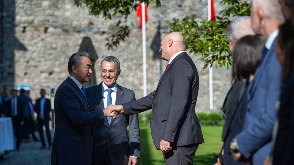 Chinas Aussenminister Wang Yi (links), Bundesrat Ignazio Cassis (Mitte) und der Schweizer Botschafter in Peking, Jürg Burri (rechts), am Freitag beim Besuch der Burg Castelgrande in Bellinzona.