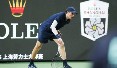 cover Sinner retires with cramp in Shanghai, Djokovic advances in &#8216;brutal&#8217; conditions