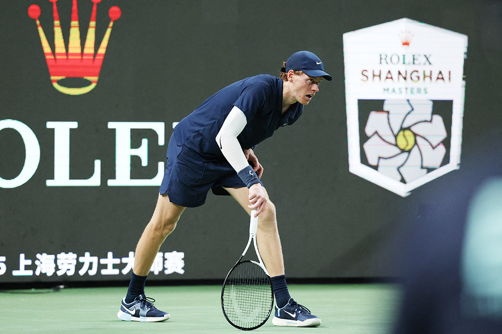 cover Sinner retires with cramp in Shanghai, Djokovic advances in &#8216;brutal&#8217; conditions