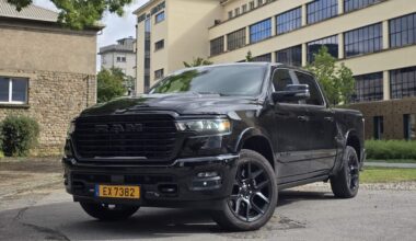 Der Ram 1500 macht vor dem Redaktionsgebäude eine gute Figur. Nur auf dem Redaktionsparkplatz wird es etwas eng.
