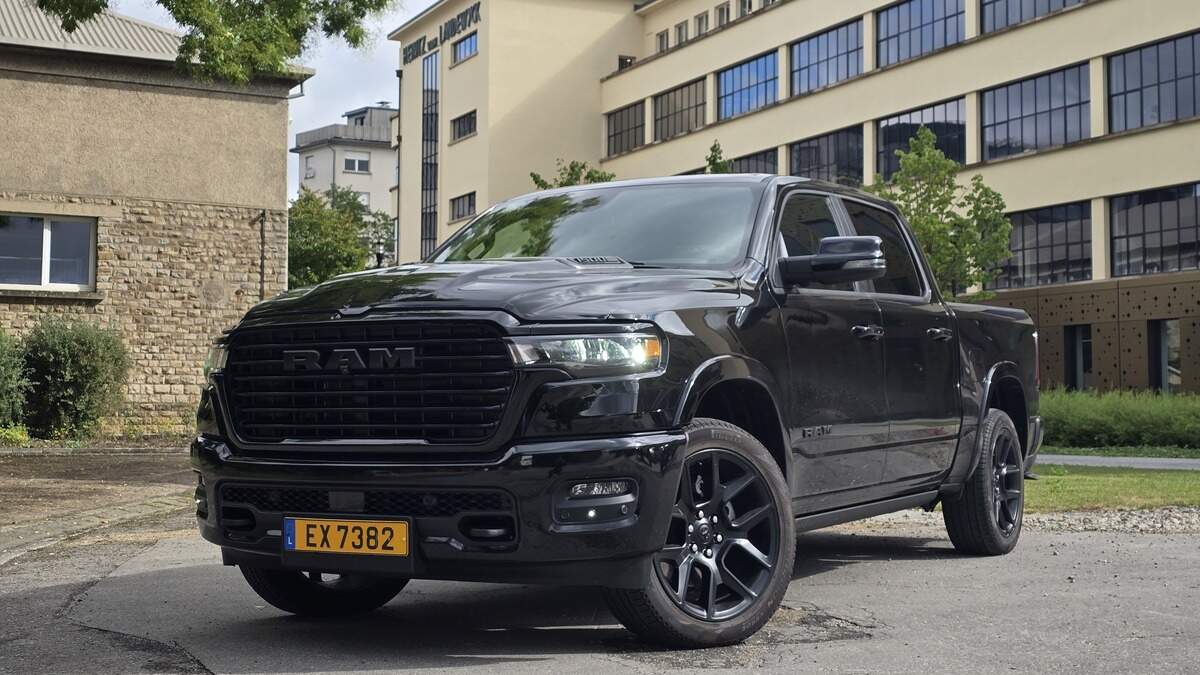 Der Ram 1500 macht vor dem Redaktionsgebäude eine gute Figur. Nur auf dem Redaktionsparkplatz wird es etwas eng.