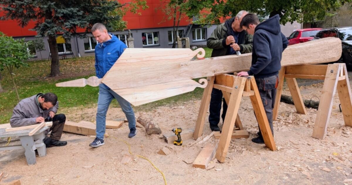 Telšiuose atnaujintas daugiau nei 100 metų senumo Kveilių kaimo koplytstulpis