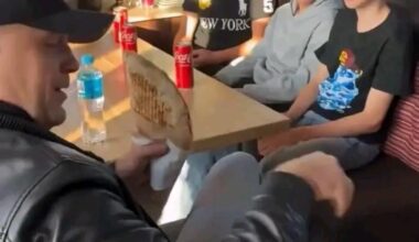 Karol Nawrocki dotrzymał słowa danego uczniom odwiedzanej szkoły i wybrał się z nimi na kebaba.