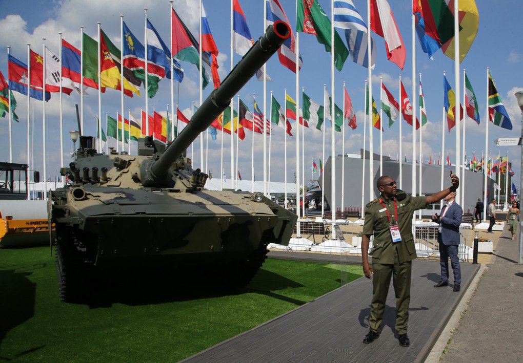 A Ugandan officer takes a selfie with a Russian Sprut‑SD self‑propelled anti‑tank gun at the Army‑2022 military forum in Kubinka, Russia. (Source: Getty Images)