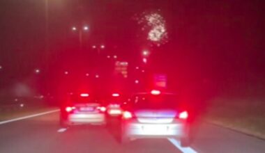 Des feux d'artifice illuminent l'E411 lors d'un rassemblement de tuning