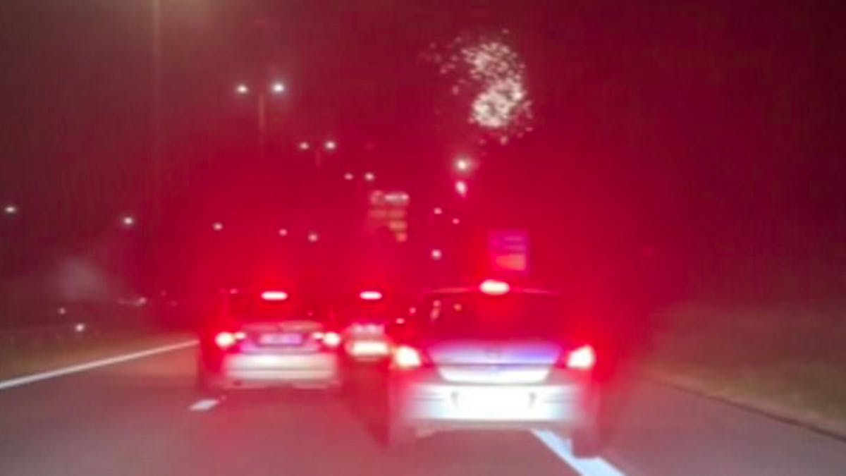 Des feux d'artifice illuminent l'E411 lors d'un rassemblement de tuning