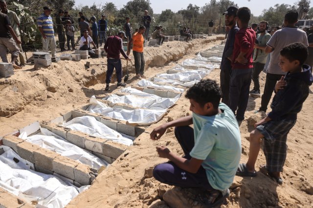 Tote, die im Wortsinn namenlos bleiben: Am Mittwoch wurden in Deir al-Balah im zen­tralen Gazastreifen mehr als 50 Palästinenser beigesetzt, die nicht identifiziert werden konnten.