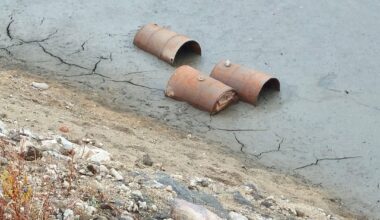 V Orlíku klesá hladina a odhaluje sudy