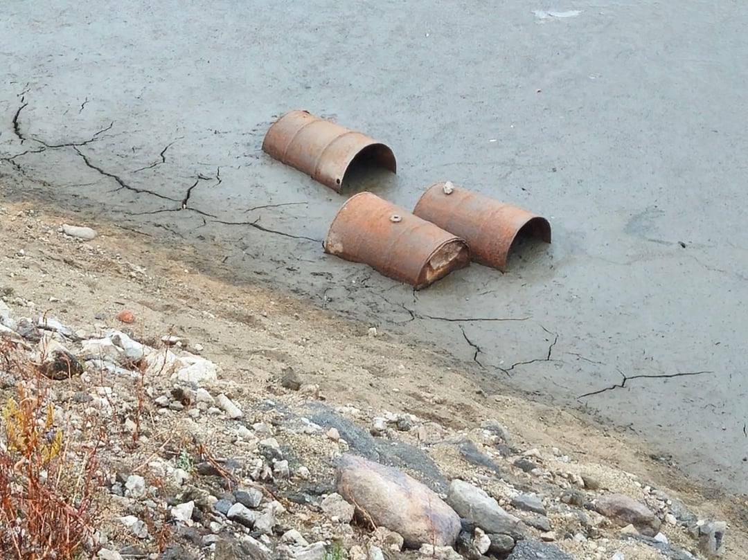 V Orlíku klesá hladina a odhaluje sudy