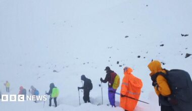 Mount Everest: More than 200 hikers still stranded after blizzard hits Mount Everest - follow live