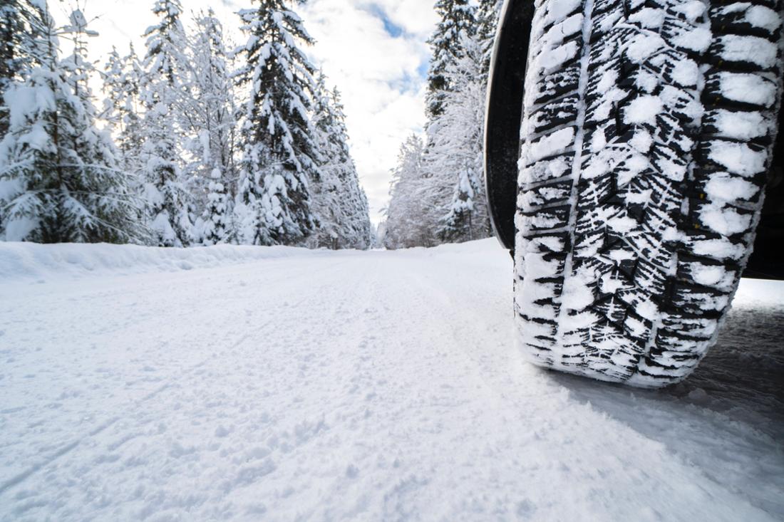 Winterreifen auf schneebedeckter Straße