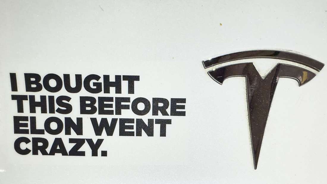 „Ich hab das gekauft bevor Elon verrückt geworden ist“: Diese Aufkleber werden mittlerweile an Tesla-Fahrer verkauft, die sich für die einst so schillernden CEO schämen. 