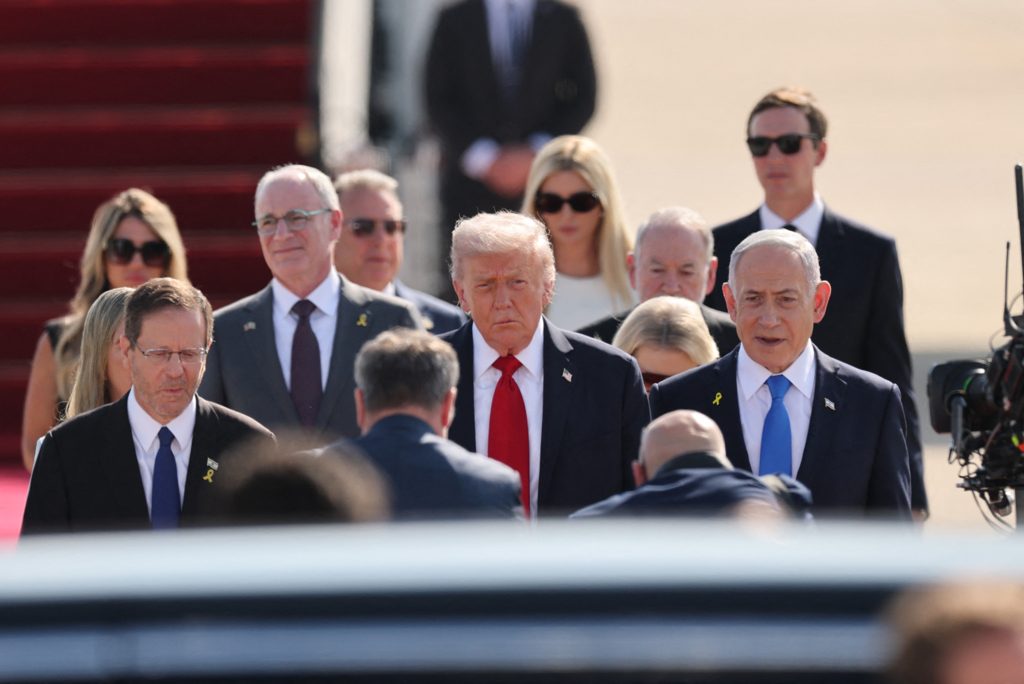 Le président américain Donald Trump accueilli par le Premier ministre israélien Benjamin Netanyahu et le président Isaac Herzog à l’aéroport Ben Gurion près de Tel Aviv, lors de sa visite en Israël et avant son voyage en Égypte.