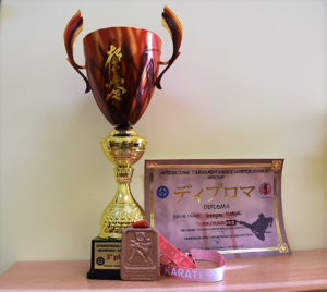 Puchar za zajęcie trzeciego miejsca w turnieju karate, rązowy medal oraz dyplom