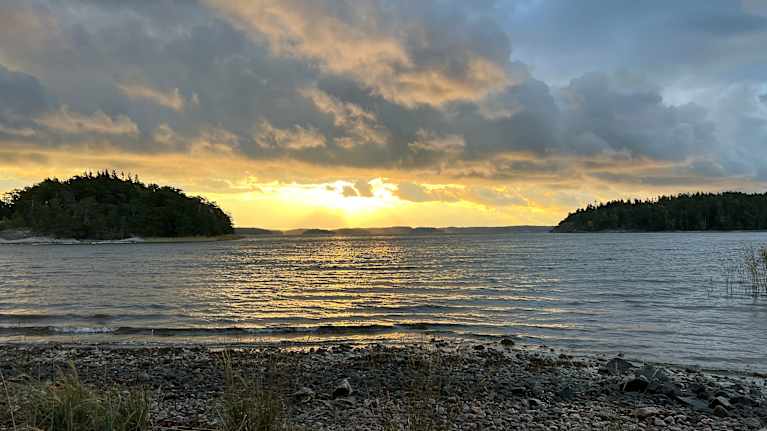 A sea view against the backdrop of the setting sun.