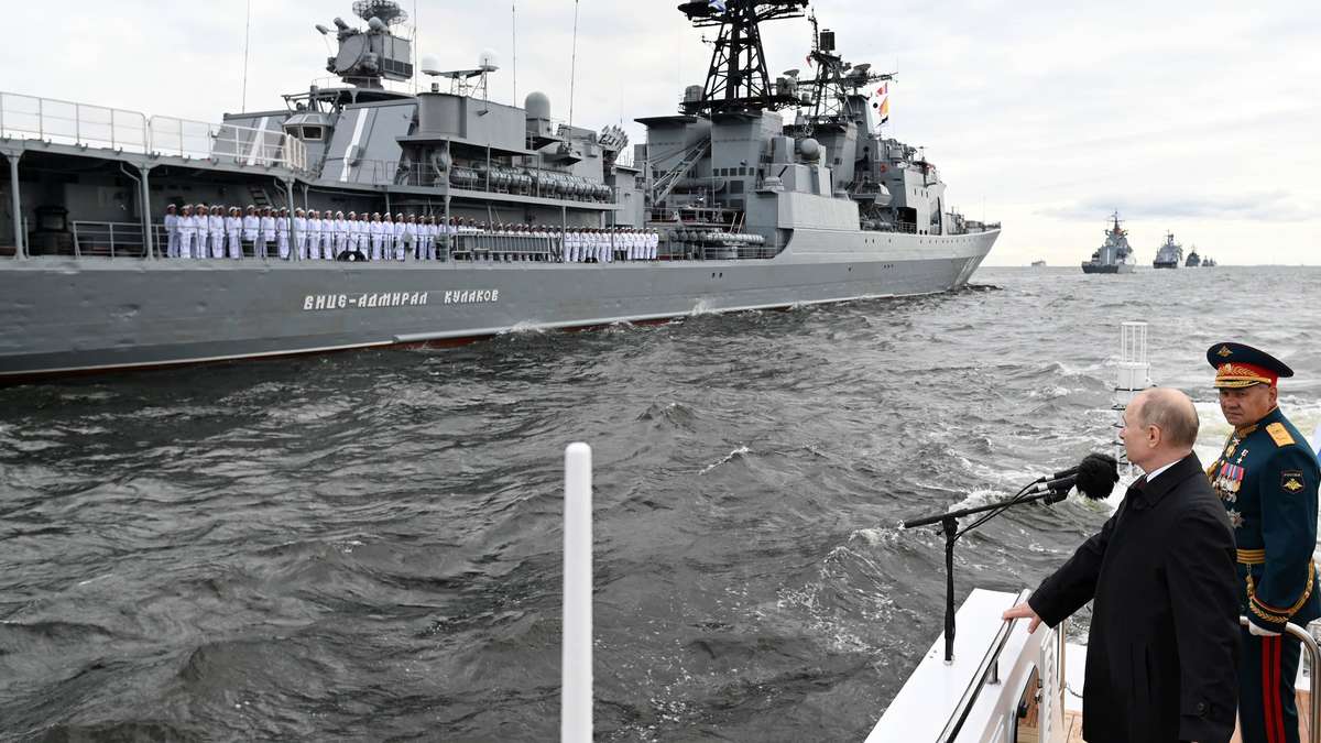 Russische Marine richtet Waffen auf dänische Schiffe und Hubschrauber