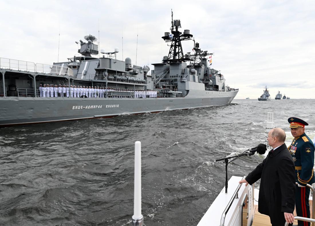 Wladimir Putin lässt den Zerstörer Vice-Admiral Kulakov an sich vorbeiziehen