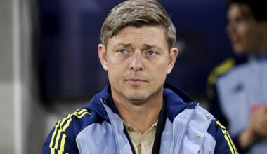 Sverige fyrer Jon Dahl Tomasson [som landstræner i fodbold]
