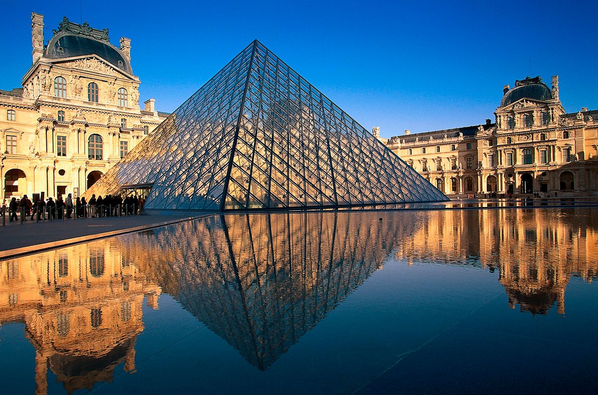 A robbery unfolded inside the Louvre’s legendary Galerie d’Apollon, home to France’s most prized crown jewels. 