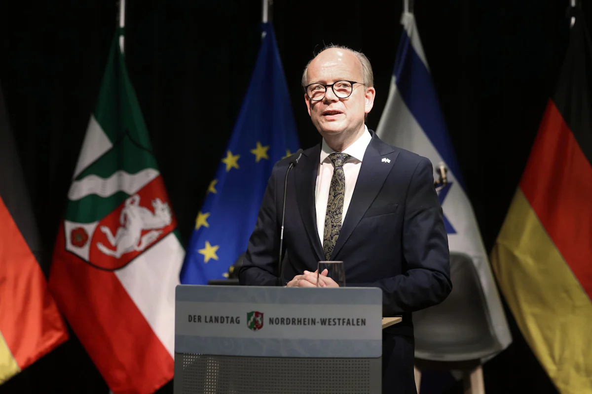 Reise nach Israel - Landtagspräsident wirbt für Yad-Vashem-Ableger in NRW - Politik