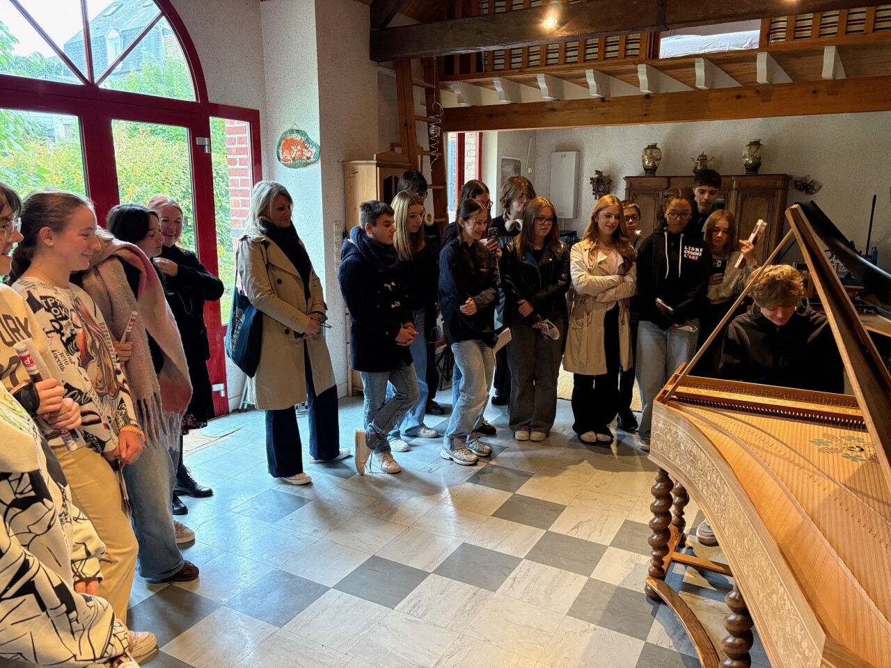 Des lycéens d'Abbeville découvrent l'orgue et les clavecins de Eu