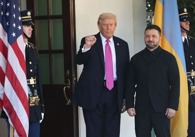 El presidente de Estados Unidos, Donald Trump (izq.), saluda al presidente ucraniano, Volodymyr Zelensky, afuera del Ala Oeste de la Casa Blanca el 17 de octubre de 2025, en Washington, DC.