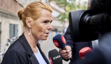 Støjberg sagde, der ikke gik busser i nordjysk by, men hun stod ved det forkerte stoppested