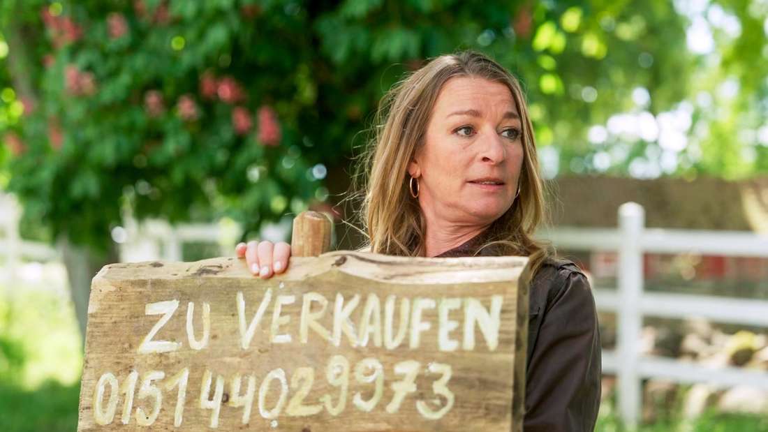 Carla von „Rote Rosen“ hat sich in ein altes Anwesen verliebt und will es kaufen.Rote Rosen Folge 4225