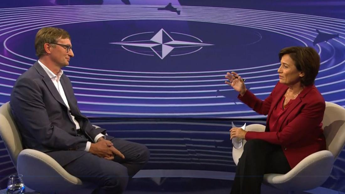 Sönke Neitzel und Sandra Maischberger sitzen sich auf Stühlen gegenüber