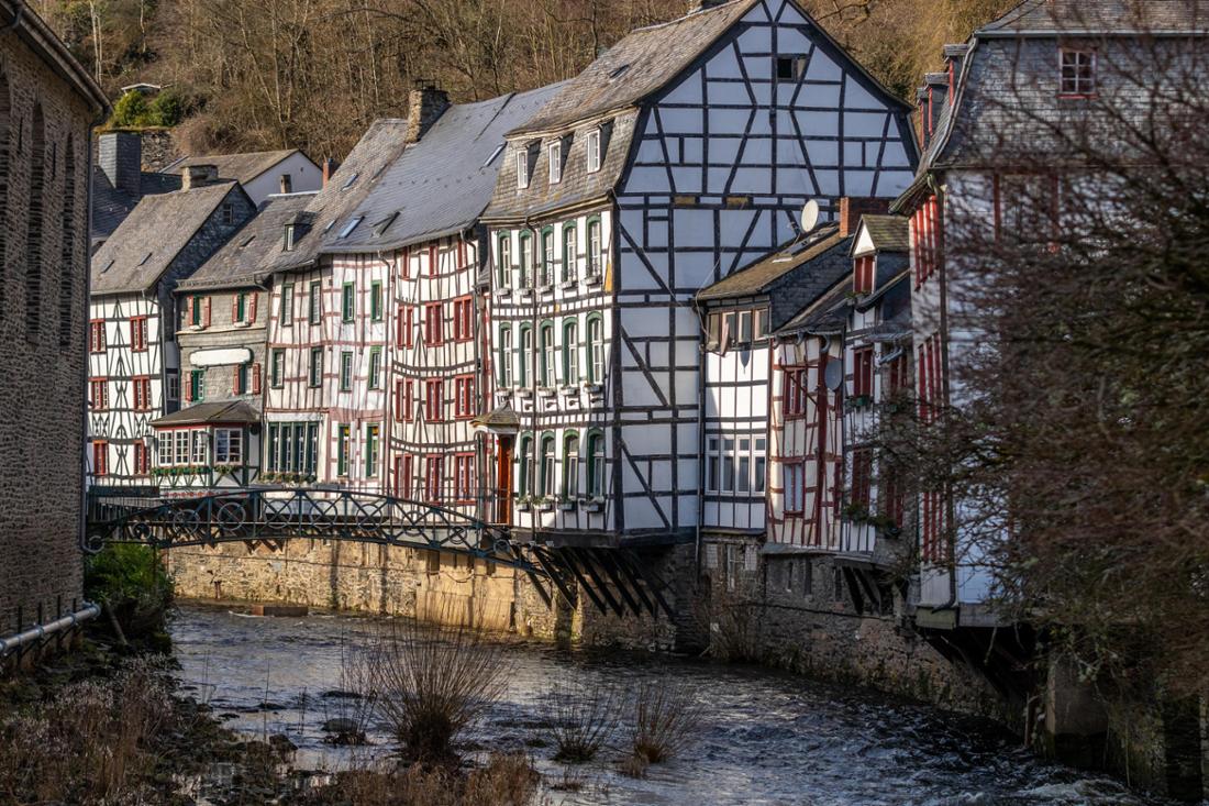 Der charmanten Fachwerkstadt Monschau verleiht der Weihnachtsmarkt in der Vorweihnachtszeit ein besonderes Flair.