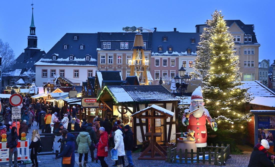 In der Erzgebirgsstadt Annaberg dreht sich auch beim Weihnachtsmarkt viel ums traditionelle Kunsthandwerk.
