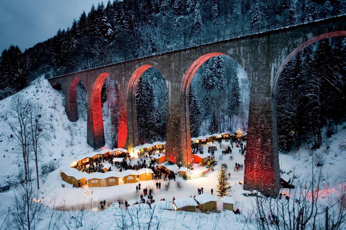 Der Weihnachtsmarkt in der Ravennaschlucht im Schwalzwald zählt landschaftlich zu den schönsten in Deutschland. 