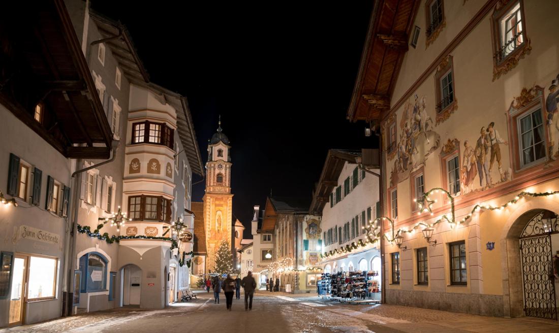 In der Karwendelgemeinde Mittenwald ist der Weihnachtsmarkt zwar nur an einem Wochenende, der Festtagszauber hält bis nach Neujahr an. 