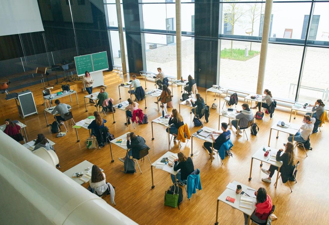 Schüler schreiben eine Klausur