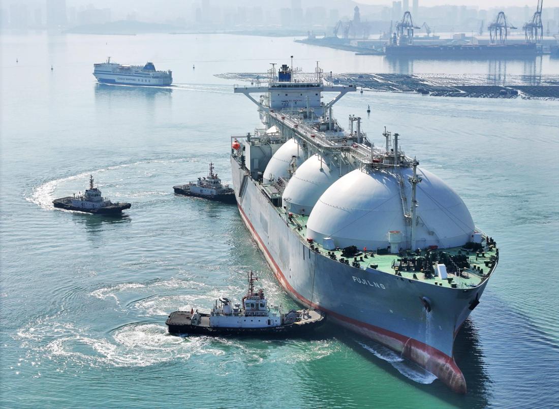 LNG-Tanker transportieren verflüssigtes Erdgas (Liquefied Natural Gas) bei etwa -162 Grad in isolierten Tanks, um große Mengen sicher und effizient über weite Strecken zu befördern