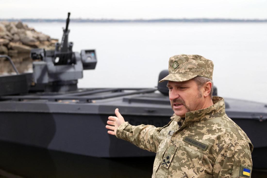 Der Brigadegeneral des militärischen Spionageabwehrdienstes der SSU der Ukraine zeigt auf eine neue „Sea Baby“-Drohne.