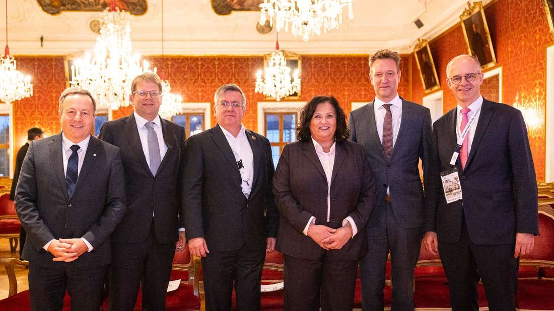 Zur Begrüßung sprachen (von links): Fuldas Hochschulpräsident Prof. Dr. Karim Khakzar, Oberbürgermeister Dr. Heiko Wingenfeld, BundesDekaneKonferenz-Vorsitzender Prof. Dr. Michael Feucht, Staatssekretärin Karin Müller, Fuldas Wirtschafts-Dekan Prof. Dr. Tobias Knedlik sowie der Parlamentarische Staatssekretär Michael Brand.