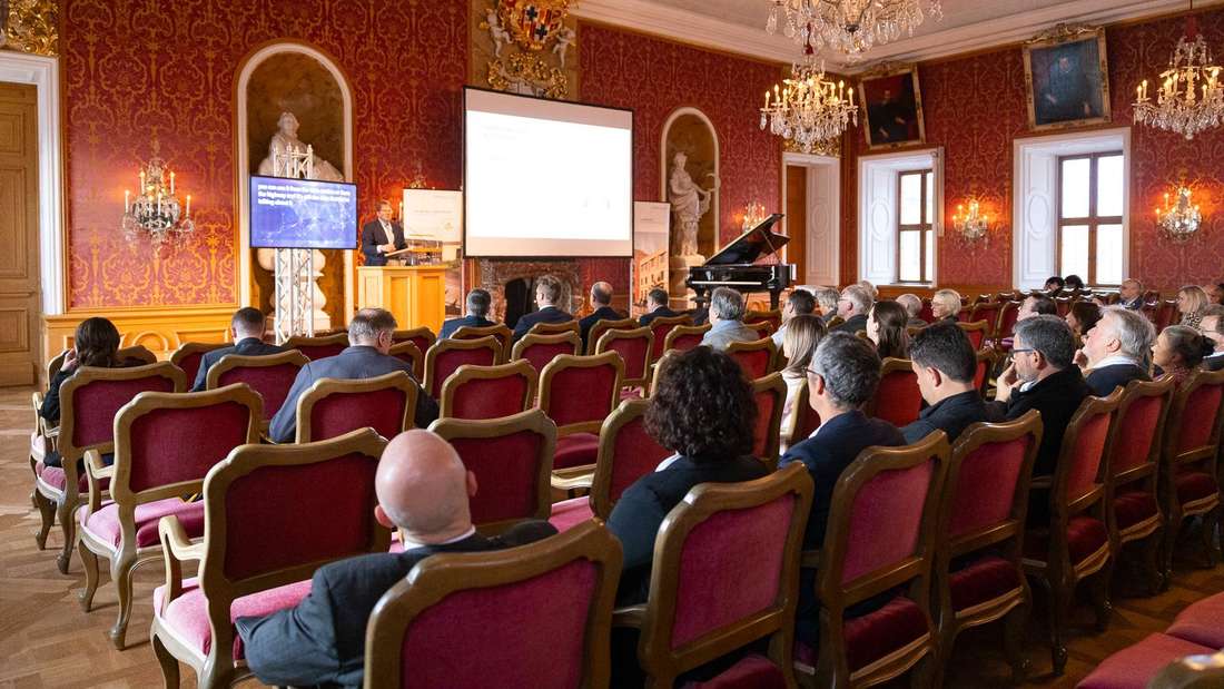 Fulda Oberbürgermeister Dr. Heiko Wingenfeld begrüßte die Dekaninnen und Dekane der wirtschaftswissenschaftlichen Fakultäten und Fachbereiche aus ganz Deutschland sowie zahlreiche europäische Fakultätsmanager zur Eröffnung der Tagung im Fürstensaal. 