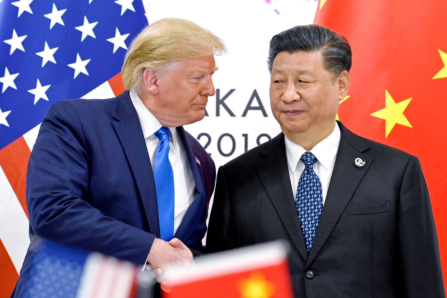U.S. President Donald Trump, left, shakes hands with China's President Xi Jinping during a meeting on the sidelines of the G-20 summit in Osaka, Japan, on June 29, 2019. [AP/YONHAP]
