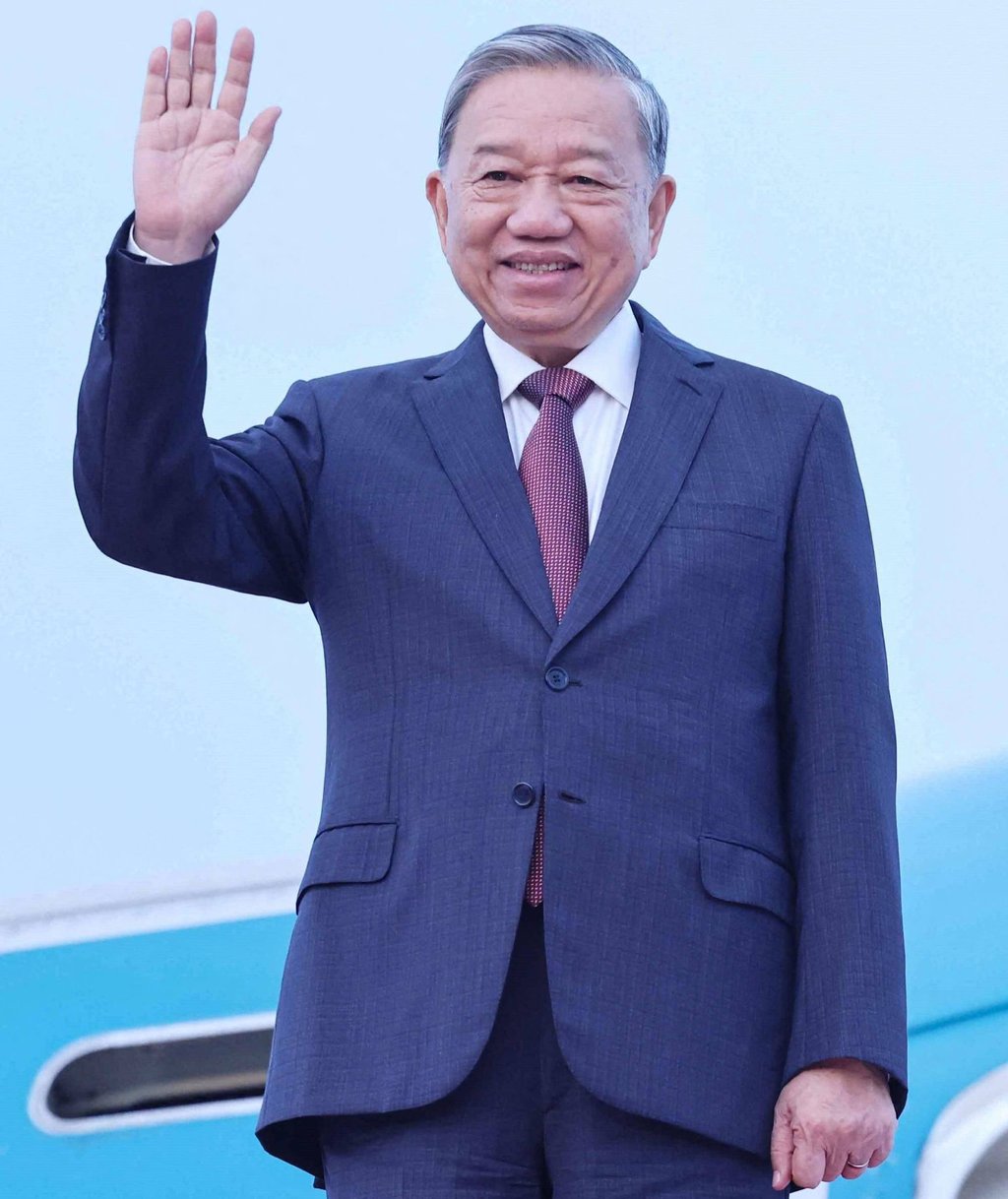 Vietnam’s Communist Party General Secretary To Lam waves as he disembarks from the plane at Pyongyang International Airport. Photo: Vietnam News Agency/AFP Vietnam’s Communist Party General Secretary To Lam waves as he disembarks from the plane at Pyongyang International Airport. Photo: Vietnam News Agency/AFP