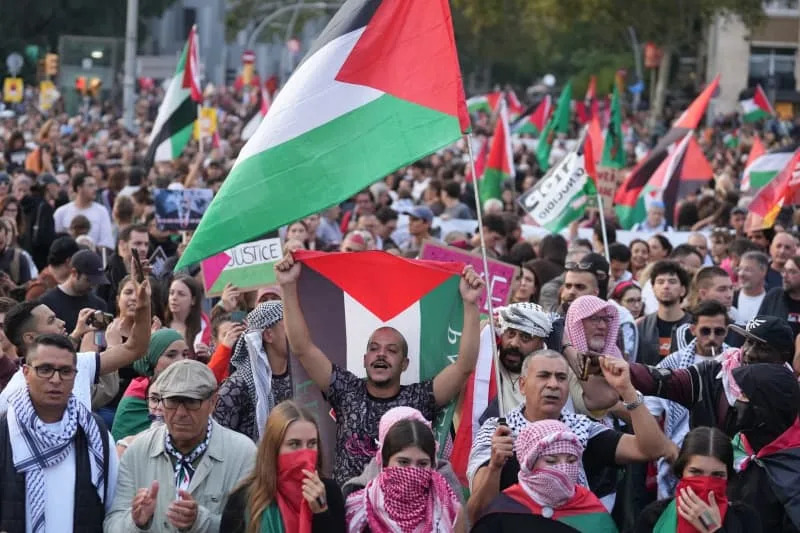 People Palestinian flags during a united march of pro-Palestinian entities, organized by Prou complicitat amb Israel, in favor of Palestine. David Zorrakino/EUROPA PRESS/dpa