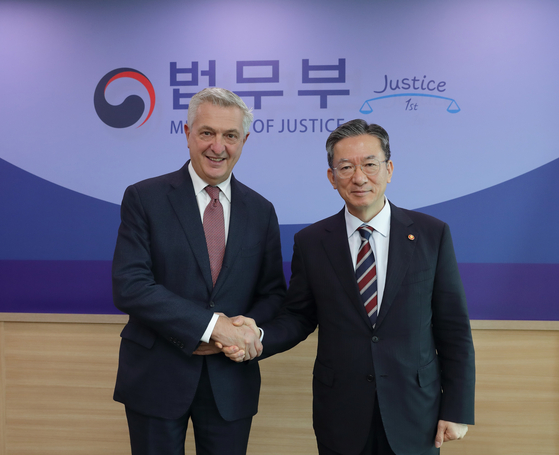 UN High Commissioner for Refugees Filippo Grandi, left, shakes hands with Justice Minister Jung Sung-ho at the Gwacheon government complex in Gyeonggi on Oct. 17. [MINISTRY OF JUSTICE] 
