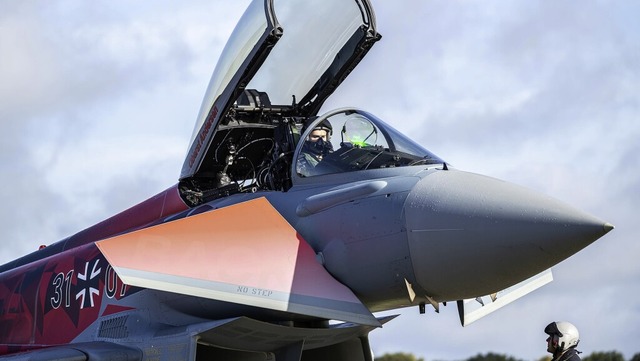 Ein Eurofighter wird für den Start vorbereitet.  | Foto: Guido Kirchner (dpa)