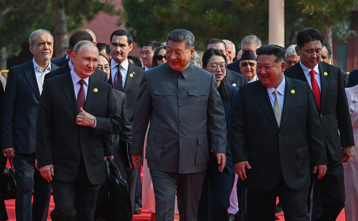 From left, Russian President Vladimir Putin, Chinese President Xi Jinping, North Korean leader Kim Jong-un and heads of foreign delegations emerge onto a rostrum in Tiananmen Square, Beijing, China, on Sept. 3. [UPI/YONHAP]