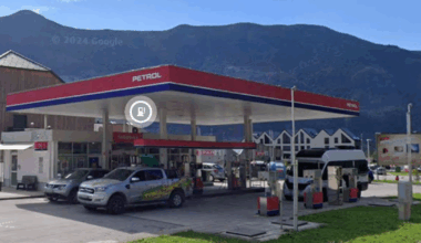 Zaprli edini bencinski servis v mestu, do najbližjega zdaj več kot 20 km